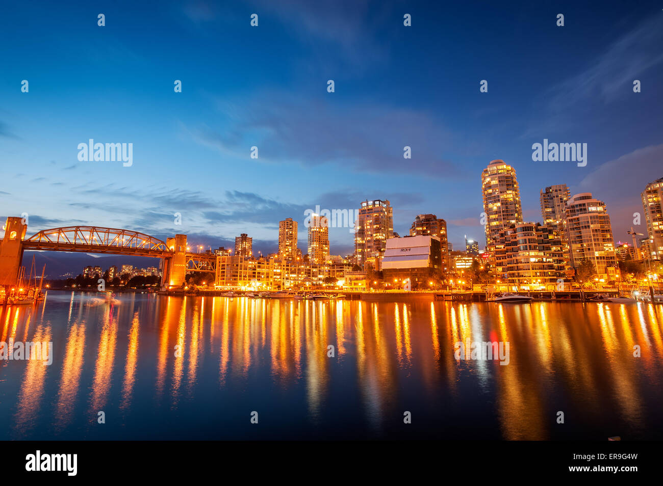 Skyline von Vancouver in der Abenddämmerung.  Vancouver British Columbia, Kanada Stockfoto