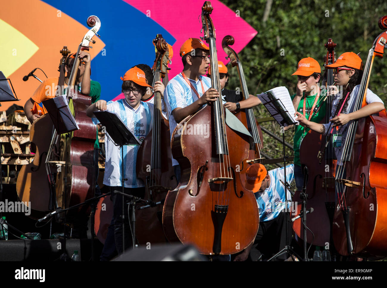 Puerto Iguazu, Argentinien. 29. Mai 2015. Jugendliche nehmen Teil in einer Generalprobe, während die 6. Ausgabe des Kind-Jugend-Festivals "Iguazu in Concert", in der Stadt Puerto Iguazu, Argentinien, am 29. Mai 2015. Laut Lokalpresse werden über 800 Jugendliche spielen Stücke aus dem klassischen und volkstümlichen Repertoire ihrer Länder in einer Besprechung von Orchestern, Chören und einer ausgewählten Gruppe von Solisten, die eine Festival mitten in den Regenwald von Misiones und die Iguazu-Wasserfälle zu perfektionieren. © Martin Zabala/Xinhua/Alamy Live-Nachrichten Stockfoto