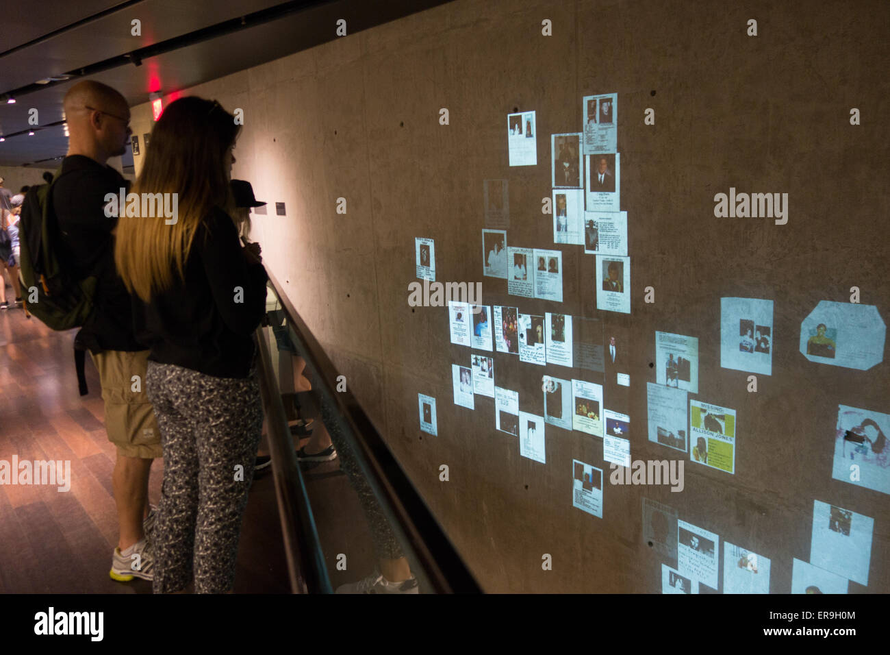 Besucher, die National September 11 Memorial & Museum sehen Sie Projektionen von Bildern von 9/11, New York, New York USA Stockfoto