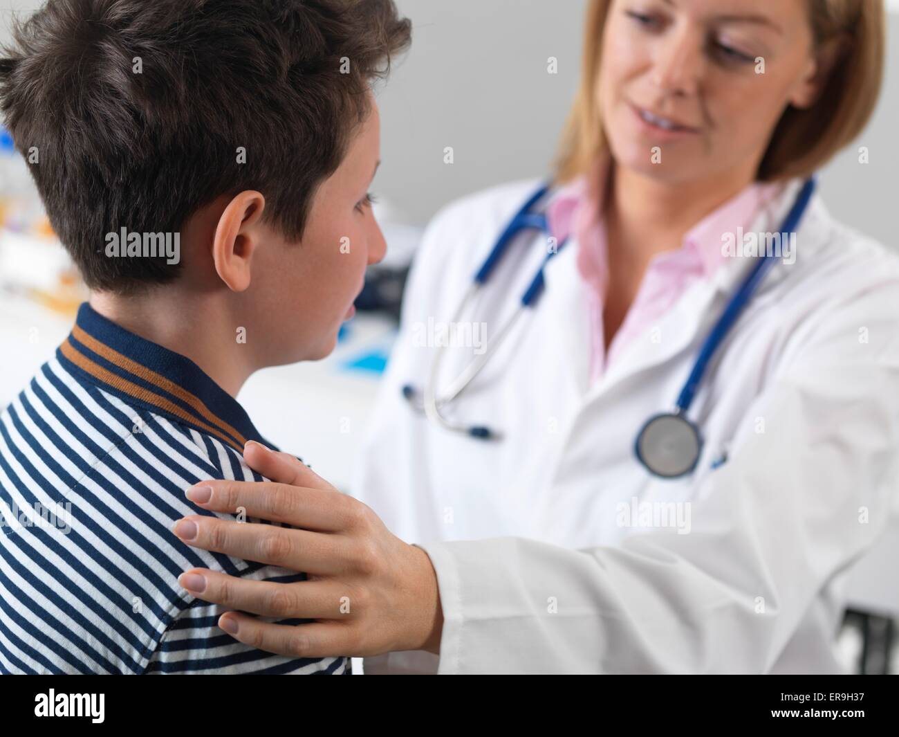 EIGENTUM FREIGEGEBEN. -MODELL VERÖFFENTLICHT. Arzt beruhigend einen 10 Jahre alten junge in einer Klinik. Stockfoto