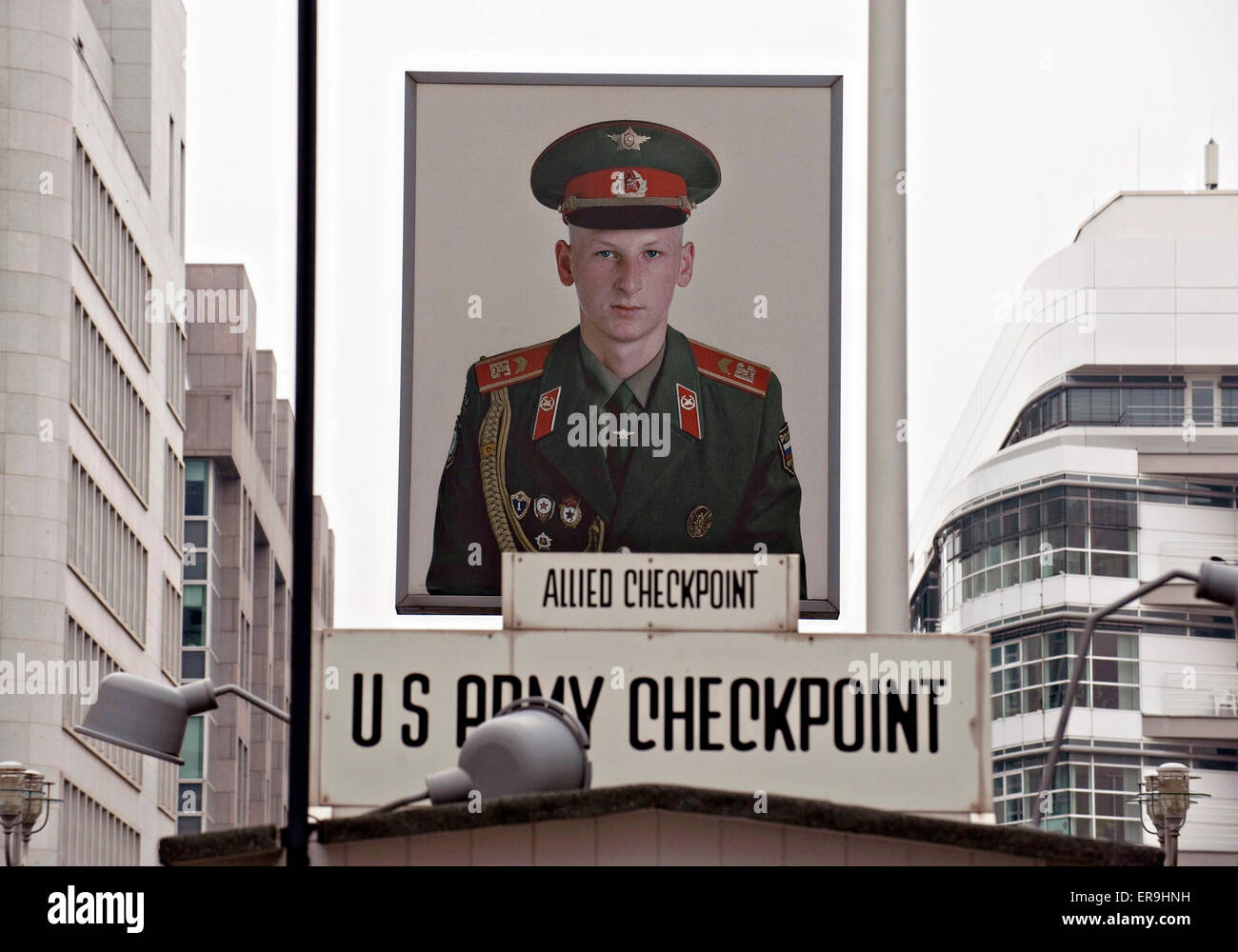 Künstler Frank Thiel Licht-Box von einem jungen sowjetischen Soldaten hängt über den ehemaligen Check Point Charlie anlässlich der 25. Jahrestag des Falls der Berliner Mauer 9. November 2014 in Berlin, Deutschland. Stockfoto