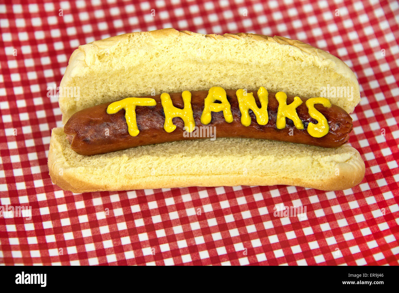 Hot Dog mit Senf auf einem Brötchen für Thank You. Stockfoto