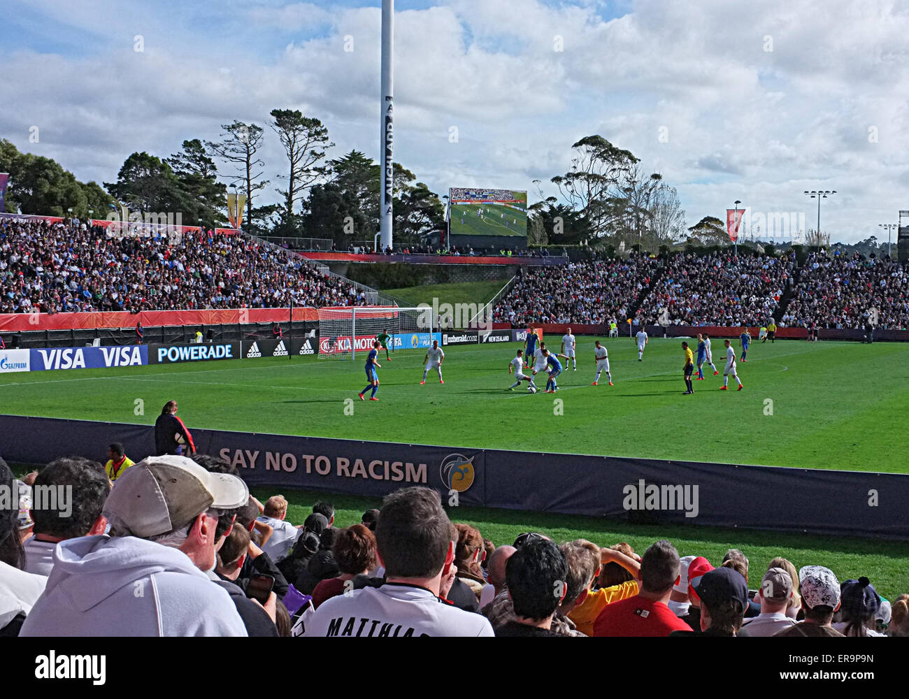 Auckland, Neuseeland. 30. Mai 2015. Fußball-Fußball-Fans sehen das 2015 FIFA U-20 World Cup Gruppe A Eröffnungsspiel zwischen Gastgeber Deutschland und der Ukraine im North Harbour Stadium, Auckland, New Zealand am Samstag, 30. Mai 2015. Bildnachweis: Aloysius Patrimonio/Alamy Live-Nachrichten Stockfoto