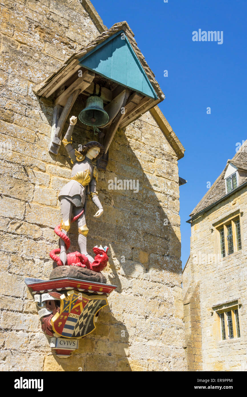 Schnitzen von St. Georg und der Drache bei Snowshill Manor Snowshill Cotswolds Gloucestershire England UK GB EU Europe Stockfoto