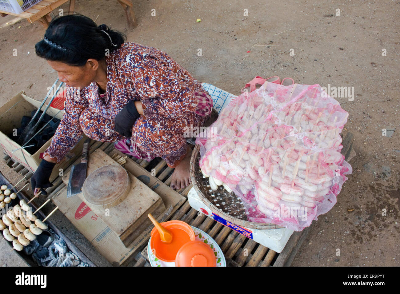 Ein Frau Anbieter verkauft gebratene Bananen als Straße Nahrung in Kampong Cham, Kambodscha. Stockfoto