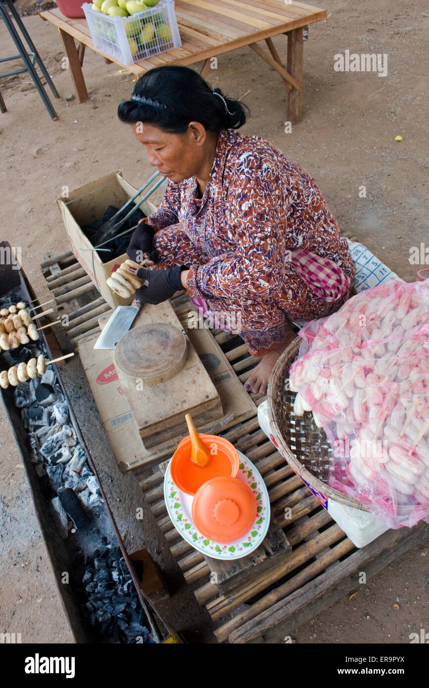 Ein Frau Anbieter verkauft gebratene Bananen als Straße Nahrung in Kampong Cham, Kambodscha. Stockfoto