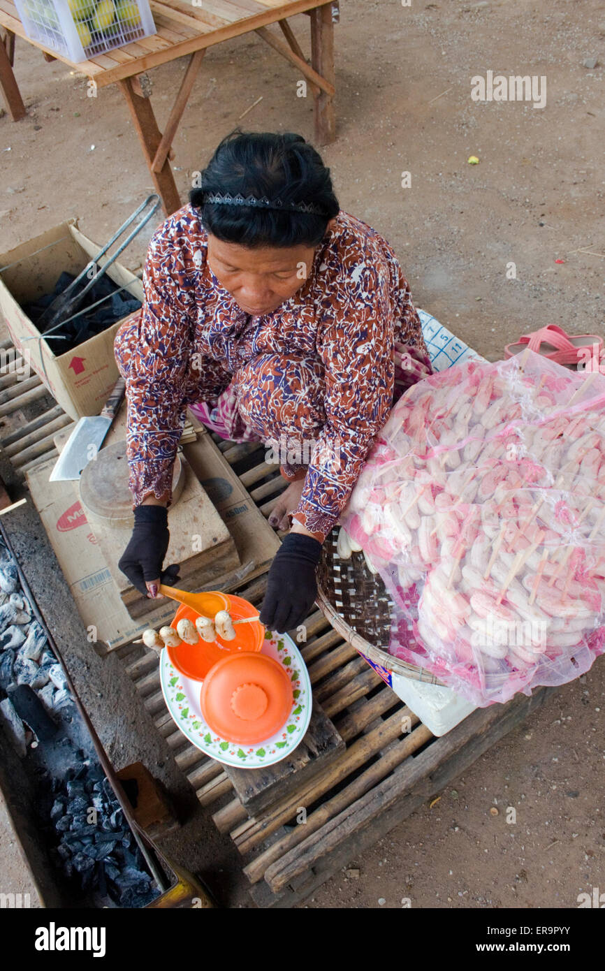 Ein Frau Anbieter verkauft gebratene Bananen als Straße Nahrung in Kampong Cham, Kambodscha. Stockfoto