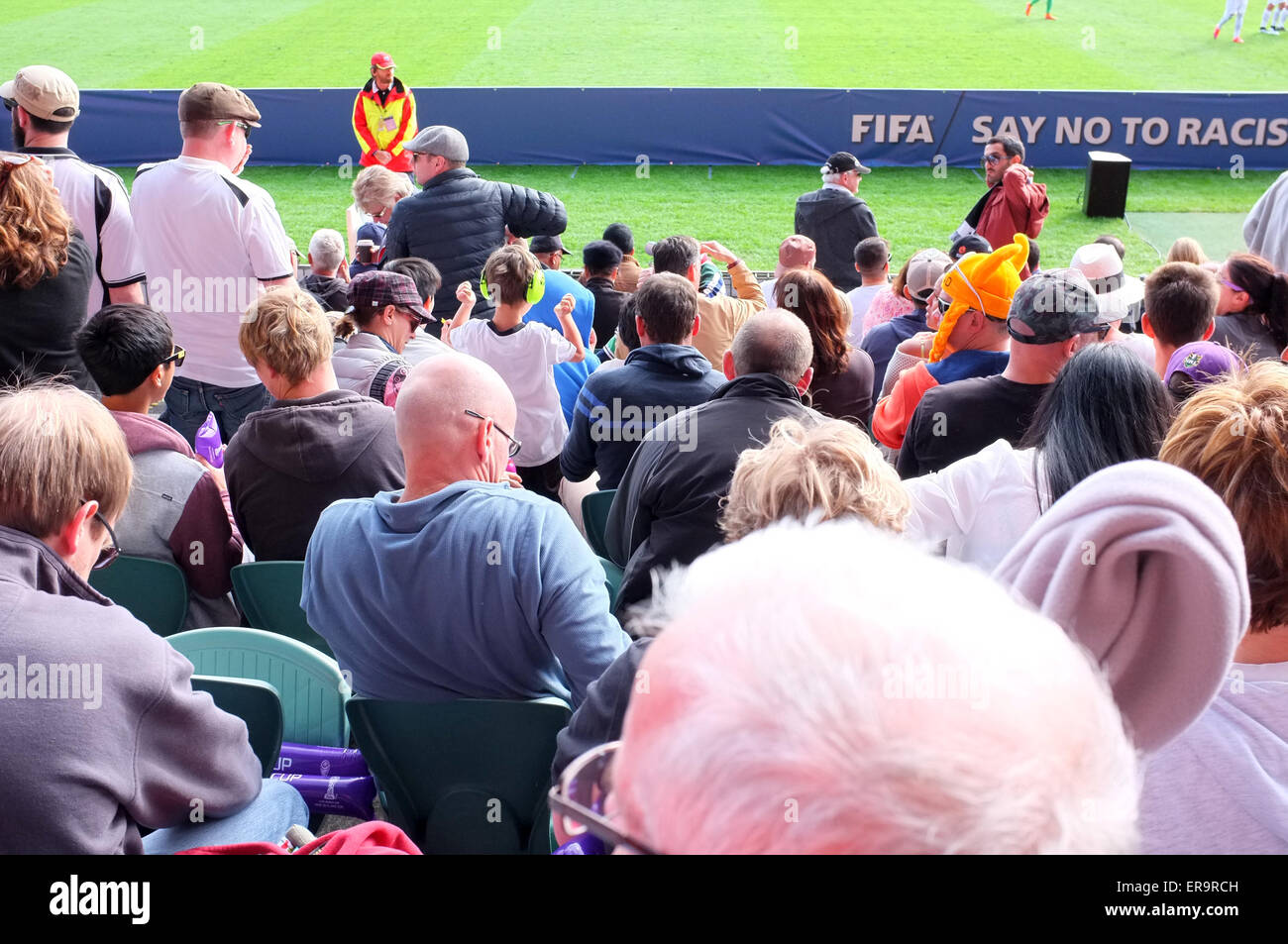 Auckland, Neuseeland. 30. Mai 2015. Fußball-Fußball-Fans sehen das 2015 FIFA U-20 World Cup Gruppe A Eröffnungsspiel zwischen Gastgeber Deutschland und der Ukraine im North Harbour Stadium, Auckland, New Zealand am Samstag, 30. Mai 2015. Bildnachweis: Aloysius Patrimonio/Alamy Live-Nachrichten Stockfoto