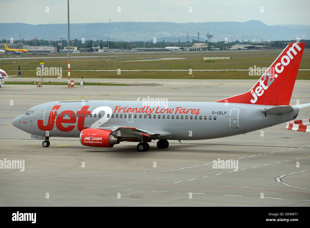 Boeing 737-330 der Fluggesellschaft Jet 2 in Ferenc Listz internationalen Flughafen Budapest Ungarn Stockfoto