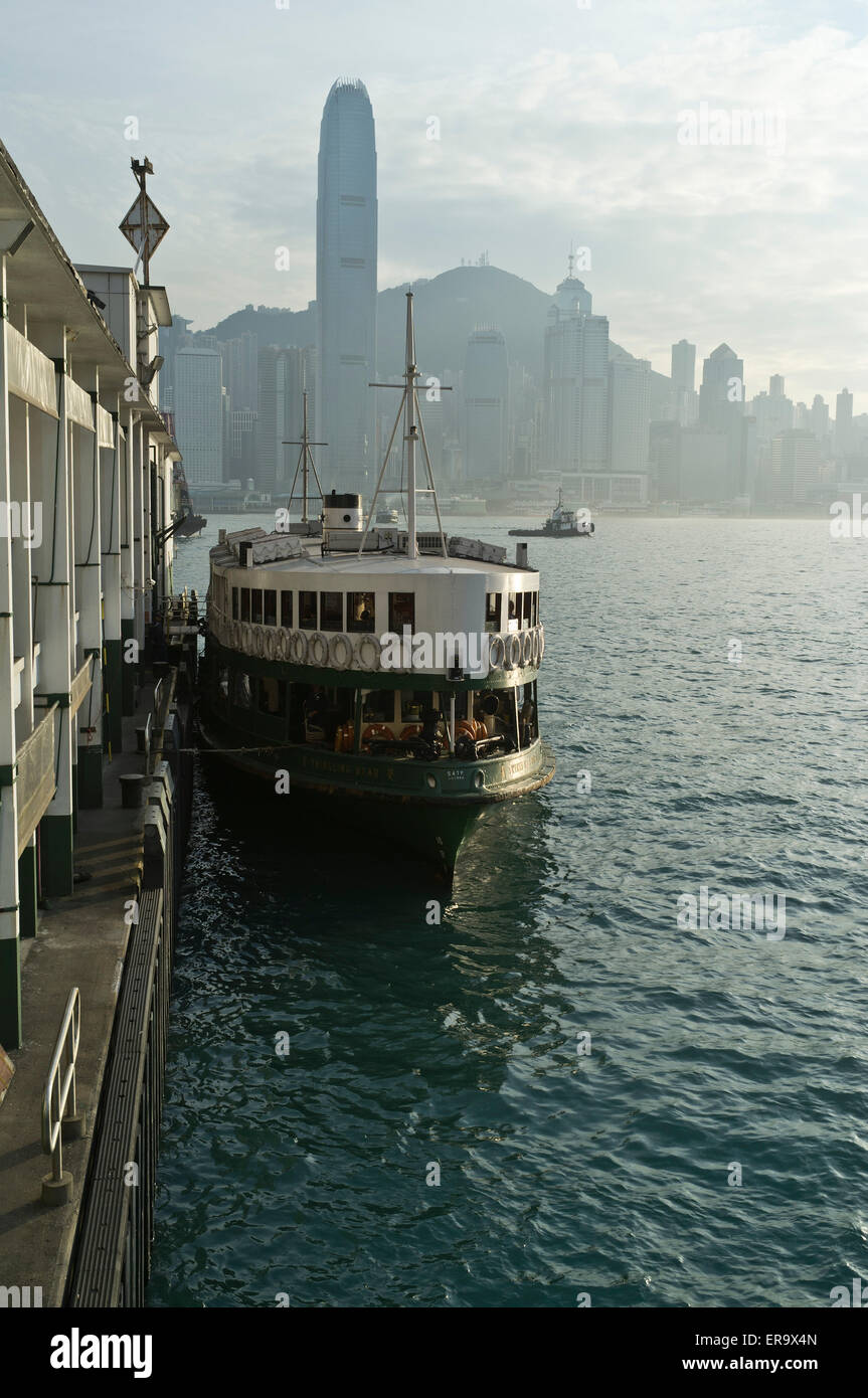 Dh Star Ferry Pier Victoria Harbour HONG KONG Passagierfähre Blick auf Mittel- und Höhepunkt Fähren Stockfoto