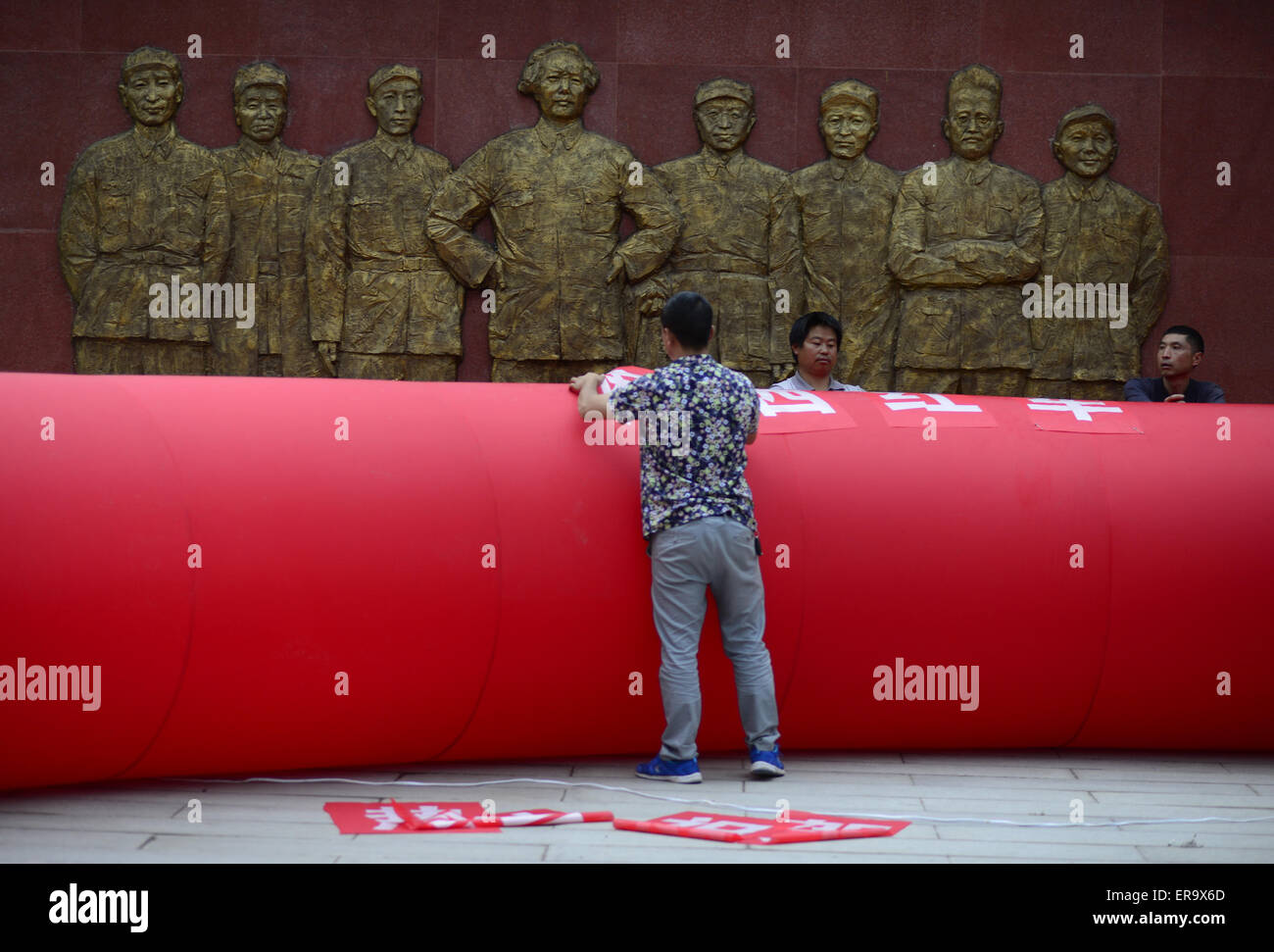 Sichuan, China. 29. Mai 2015. Arbeiter bereiten für eine Eröffnungsfeier eines roten Armee Long März Museums in Luding county, Provinz Sichuan, Südwest-China am 29. Mai 2015. Bildnachweis: Panda Auge/Alamy Live-Nachrichten Stockfoto