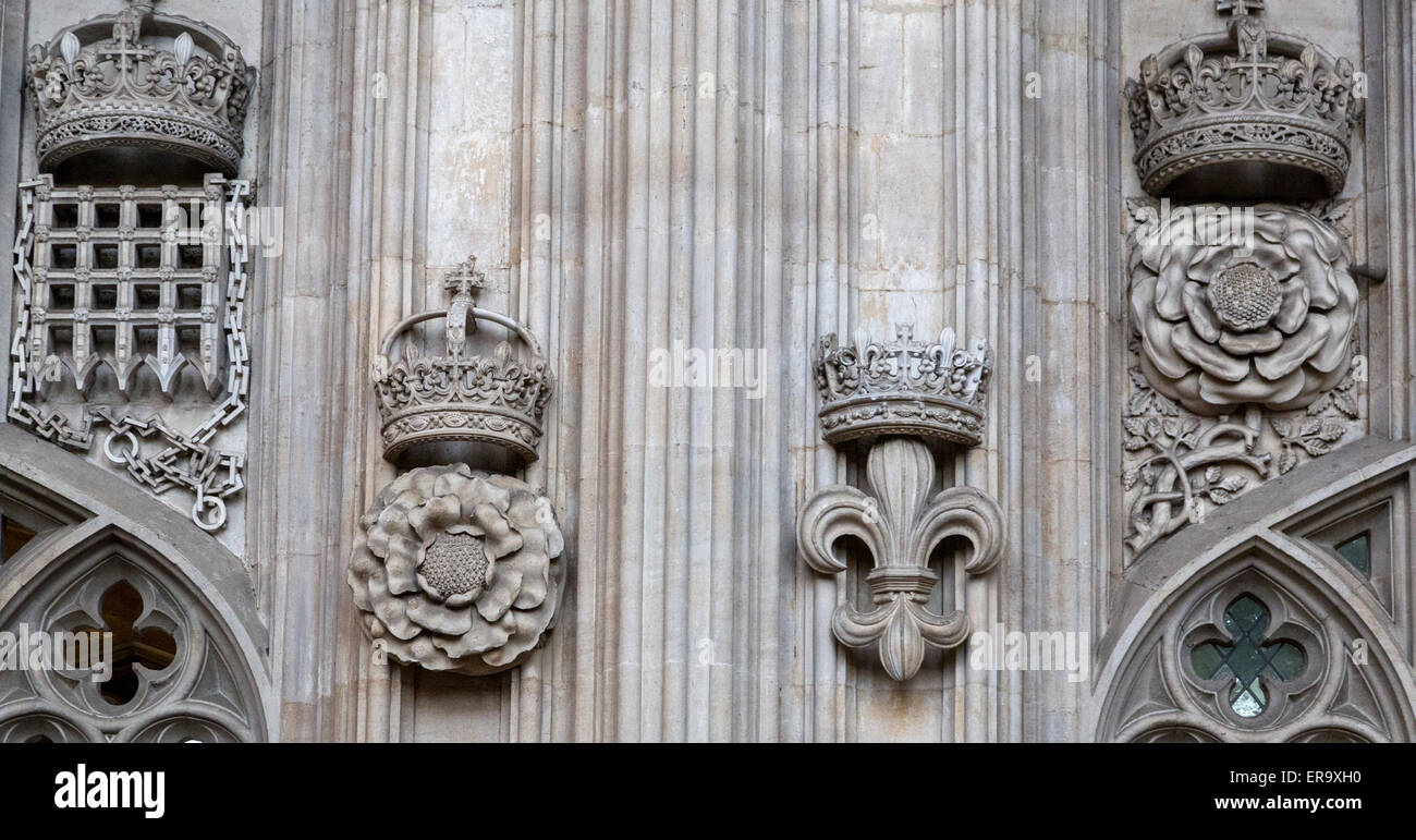Großbritannien, England, Cambridge.  Kings College Chapel, Tudor Rose und Krone links, Fleur de Lys und französischen Krone rechts. Stockfoto