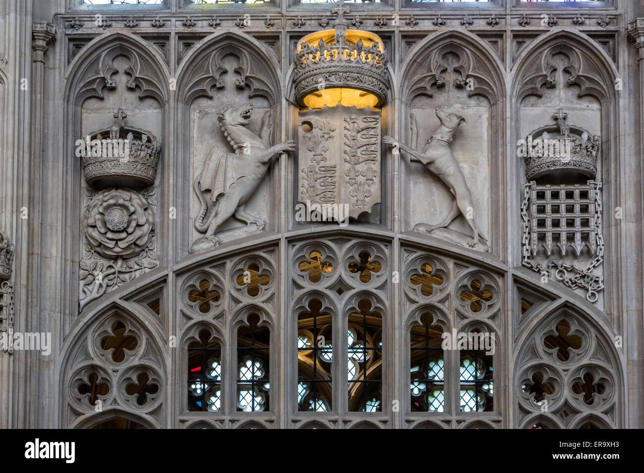 Großbritannien, England, Cambridge.  Kings College Chapel, Krone und Tudor Rose, walisischen Drachen, Greyhound, Französisch Krone über Fallgatter. Stockfoto