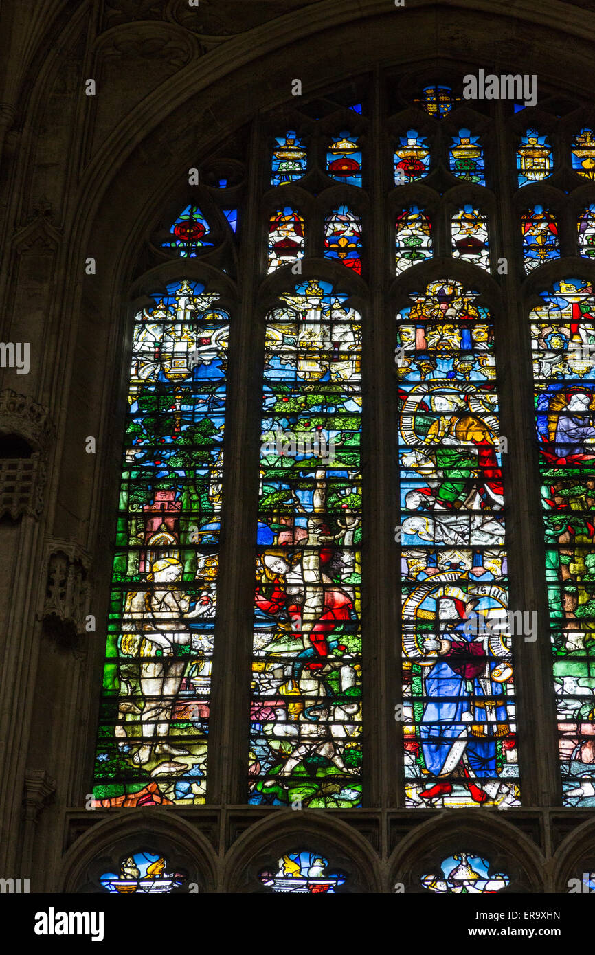 Großbritannien, England, Cambridge.  Kings College Chapel, Glasmalerei (unten links) zeigt Eve Tempted durch den Apfel. Stockfoto