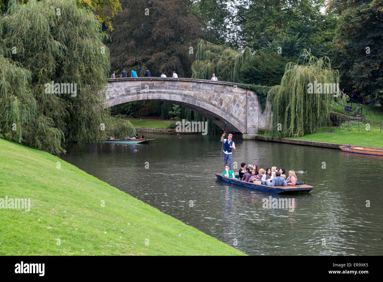 Großbritannien, England, Cambridge.  Bootfahren auf dem Fluss Cam von des Königs Brücke. Stockfoto