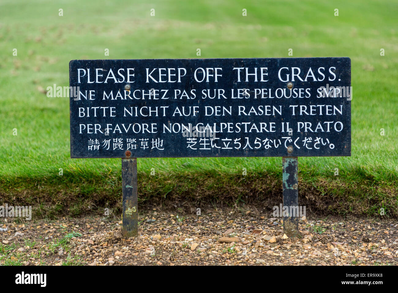 Multilingual sign Fotos und Bildmaterial in hoher Auflösung Alamy