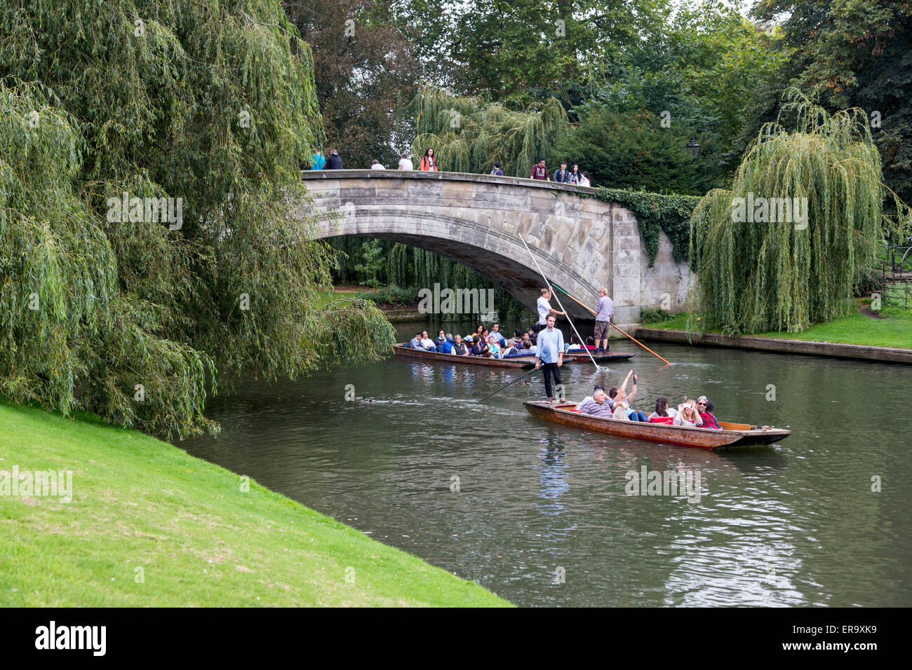 Großbritannien, England, Cambridge.  Bootfahren auf dem Fluss Cam von des Königs Brücke. Stockfoto