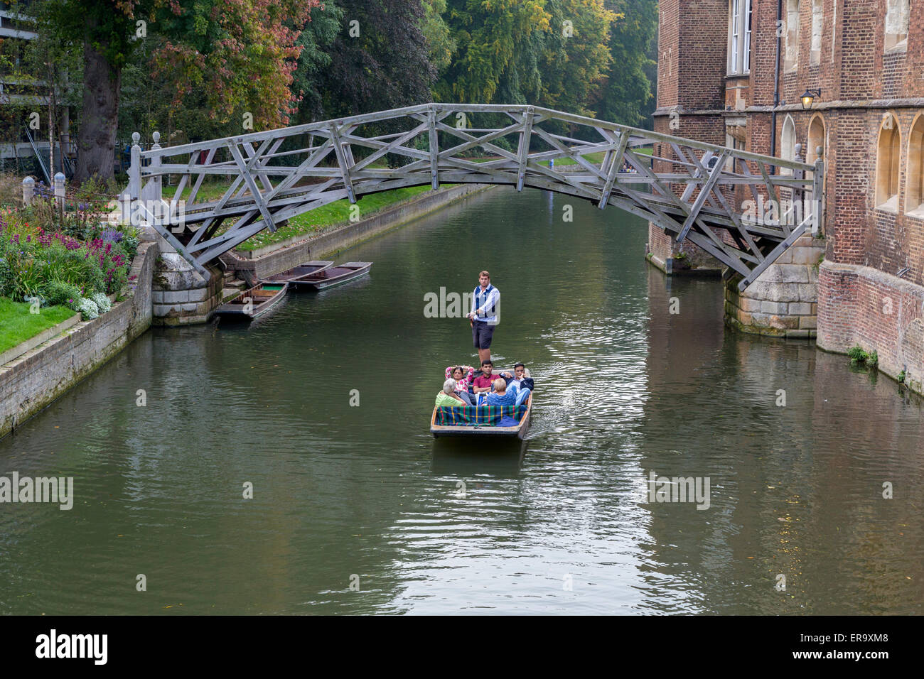 Großbritannien, England, Cambridge.  Bootfahren auf dem Fluss Cam durch mathematische Brücke, Queens College. Stockfoto