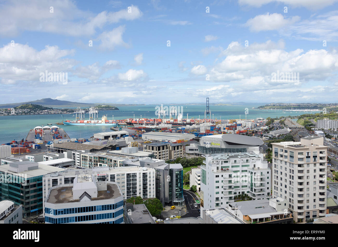 Bürogebäude und Hafen, Auckland, Nordinsel, Neuseeland Stockfoto