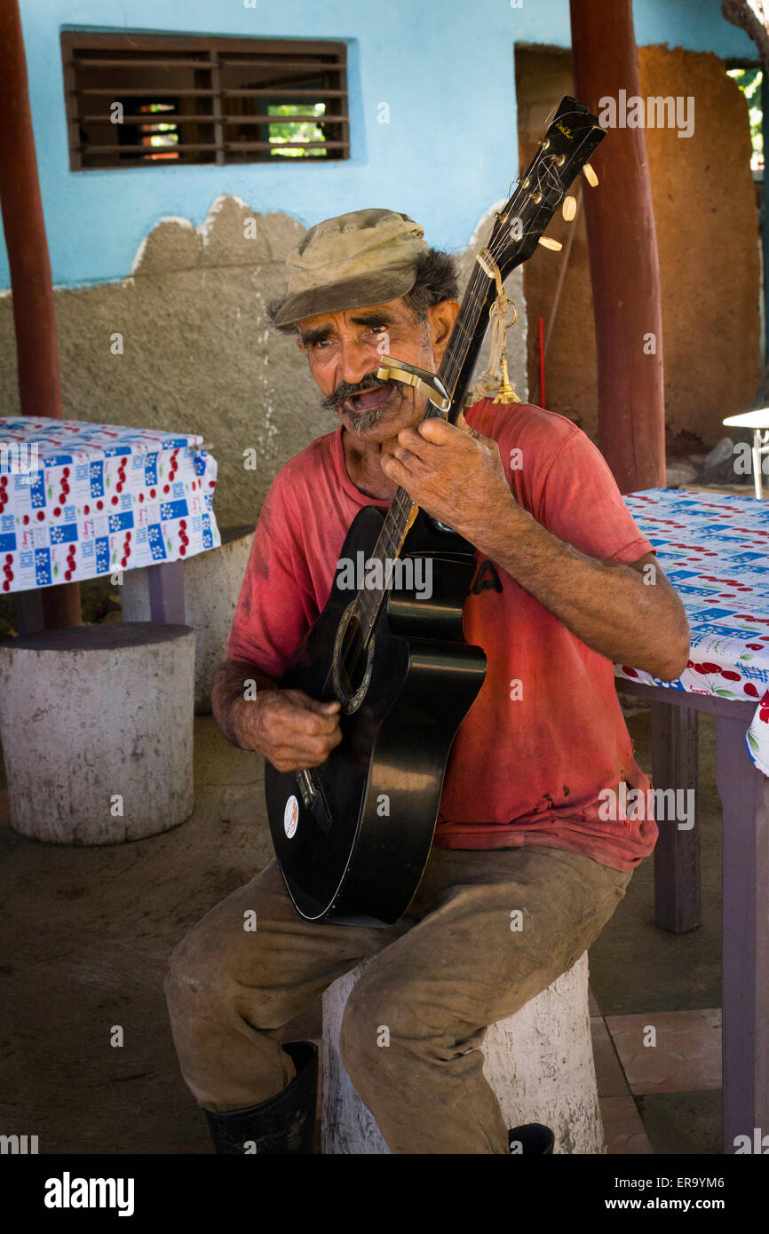 Porträt von älteren Mann mit Gitarre Gesang in Trinidad Kuba Stockfoto