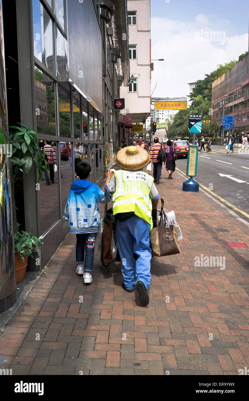 dh Street KOWLOON HONG KONG Frau und junge drängen Müllabfuhr Warenkorb Garbage Collector Stockfoto