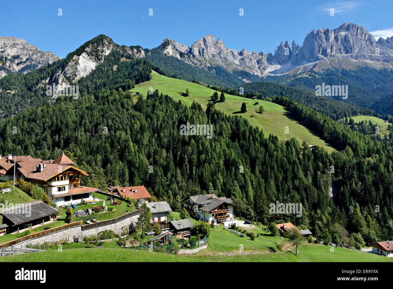 Rose Garden Berggruppe mit Dorf im Vordergrund, Stufen, Reifen, Alto Adige, Südtirol, Italien Stockfoto