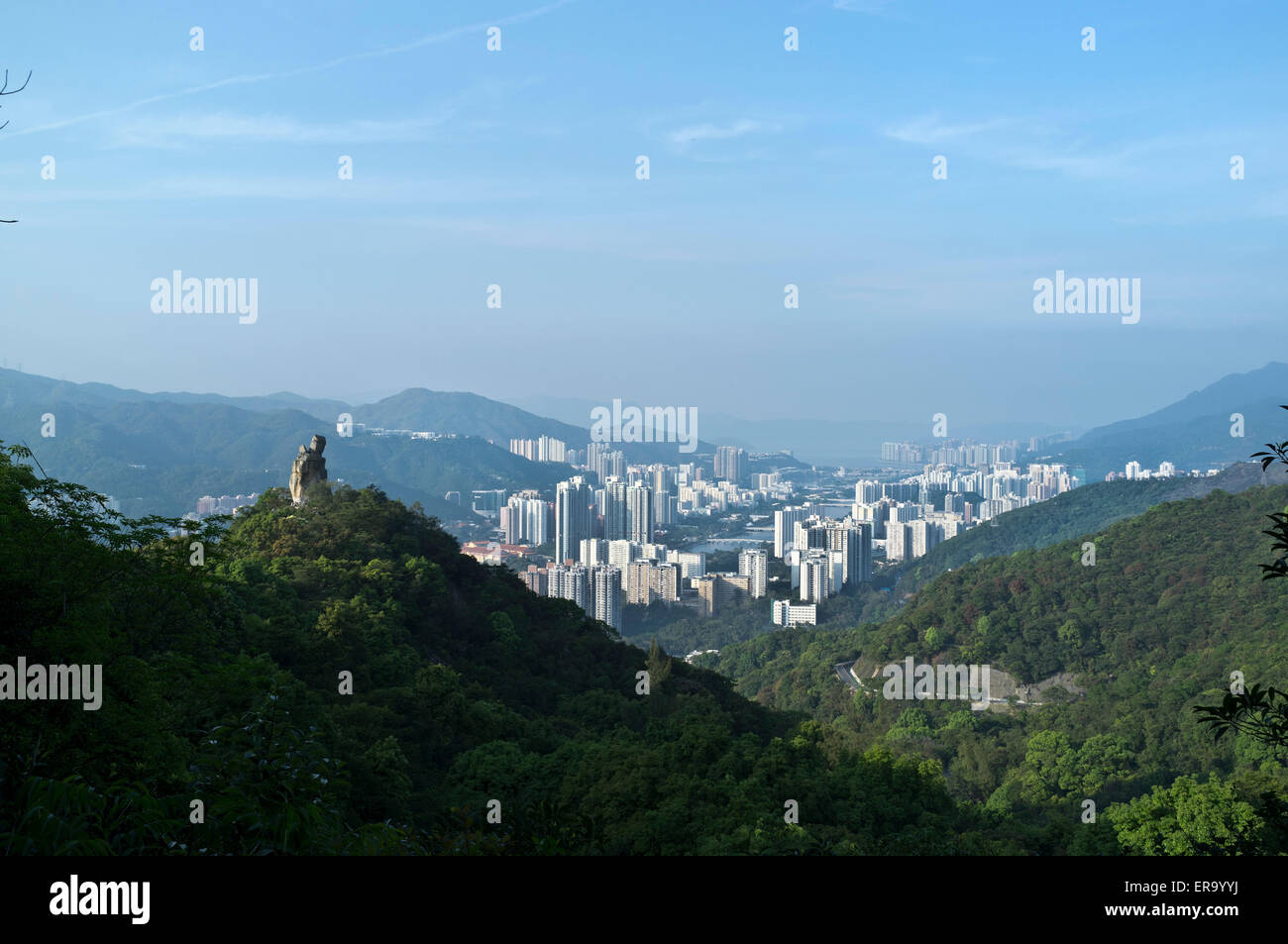 dh Lion Rock Country Park neue Gebiete Hongkong Amah Rock über Sha Tin Hochhaus Wolkenkratzer Gehäuse Stockfoto