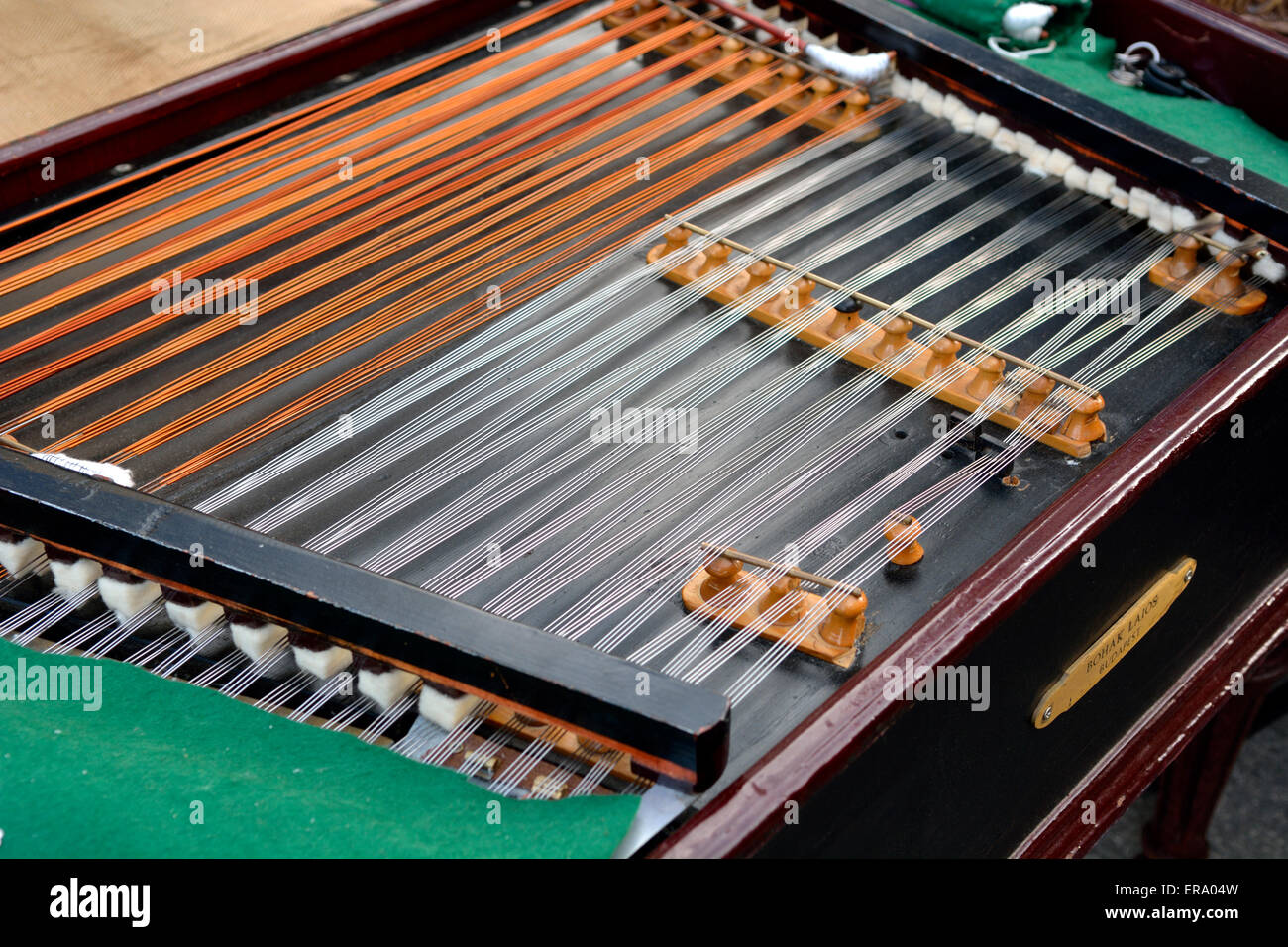 Zeichenfolgen in einem cimbalom Musikinstrument, eine Art Hackbrett Stockfoto