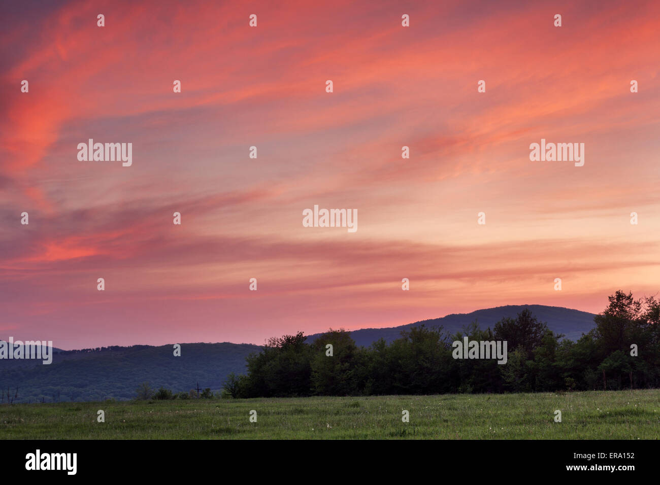 Schöne Landschaft. Sonnenuntergang in den Bergen im Sommer. Dämmerung auf der Krim Stockfoto