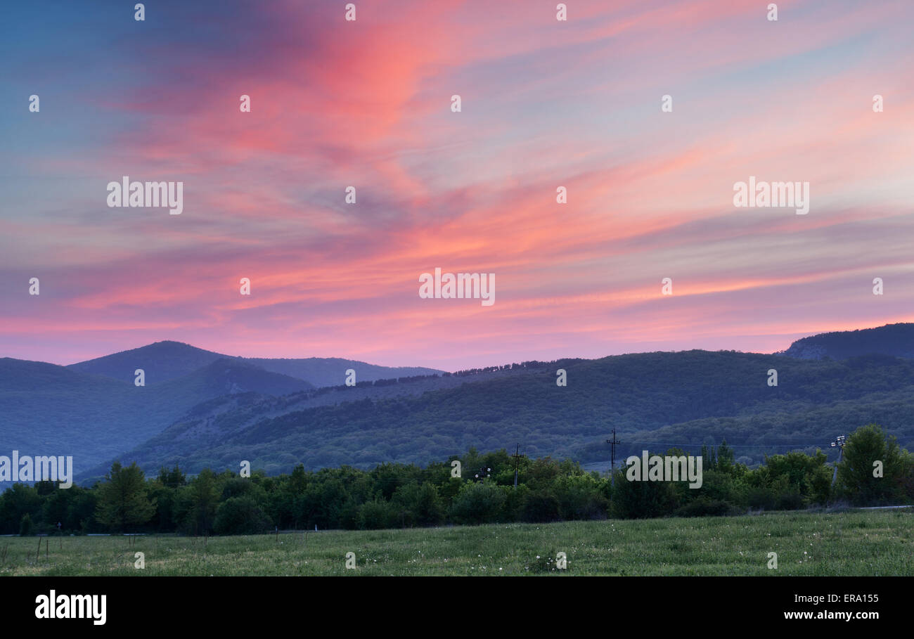 Schöne Landschaft. Sonnenuntergang in den Bergen im Sommer. Dämmerung auf der Krim Stockfoto