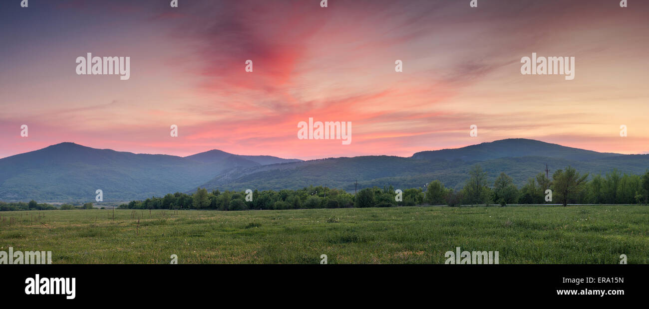 Schöne Landschaft. Sonnenuntergang in den Bergen im Sommer. Dämmerung auf der Krim Stockfoto