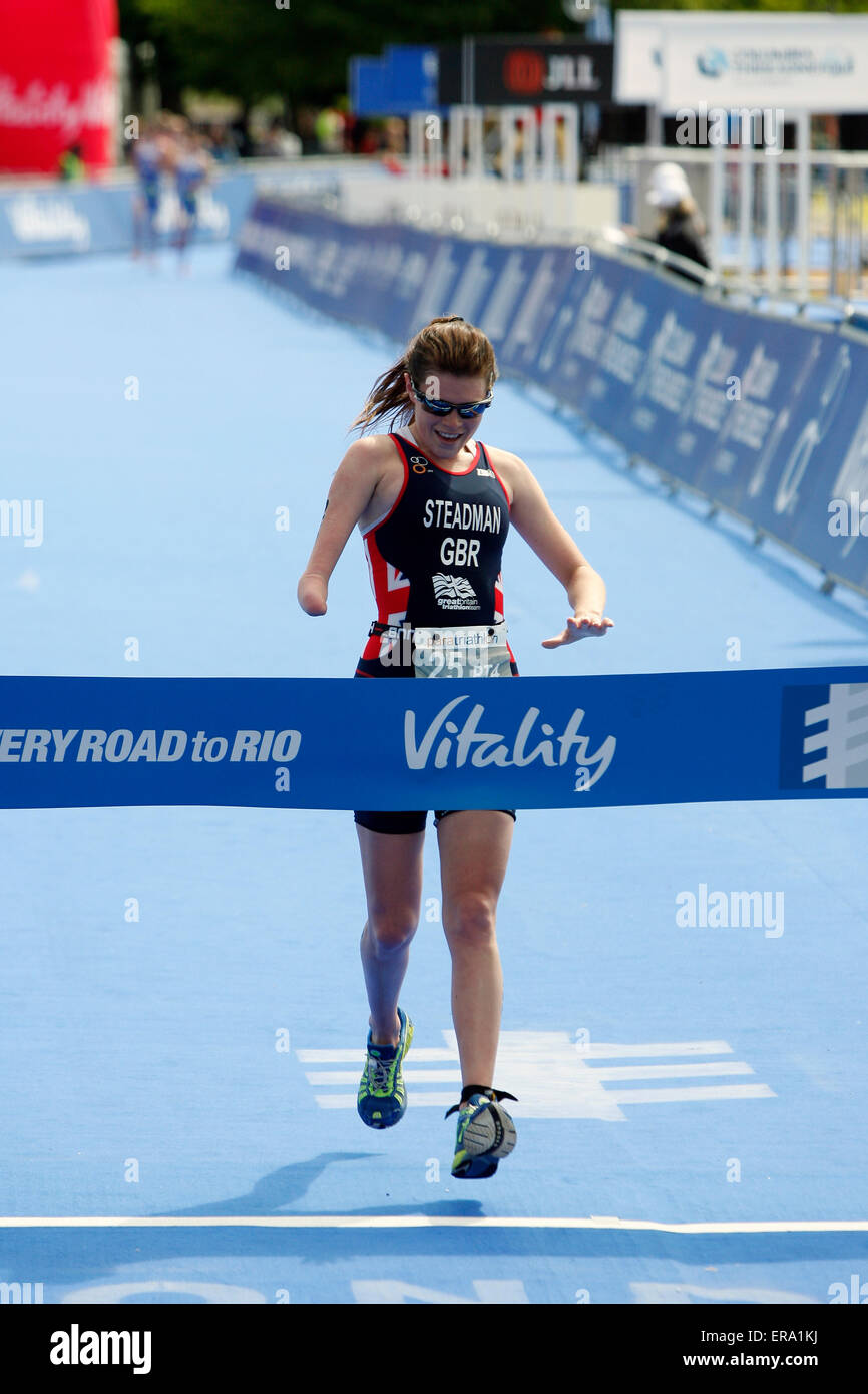 London, UK. 30. Mai 2015. Lauren Steadman (GBR) gewinnt die Womens WPT4 Catagory mit einer Zeit von 01:09:26 während Vitality World Paratriathlon London Hyde Park während Vitalität Welt Paratriathlon London Hyde Park Credit: Dan Cooke/Alamy Live News Stockfoto