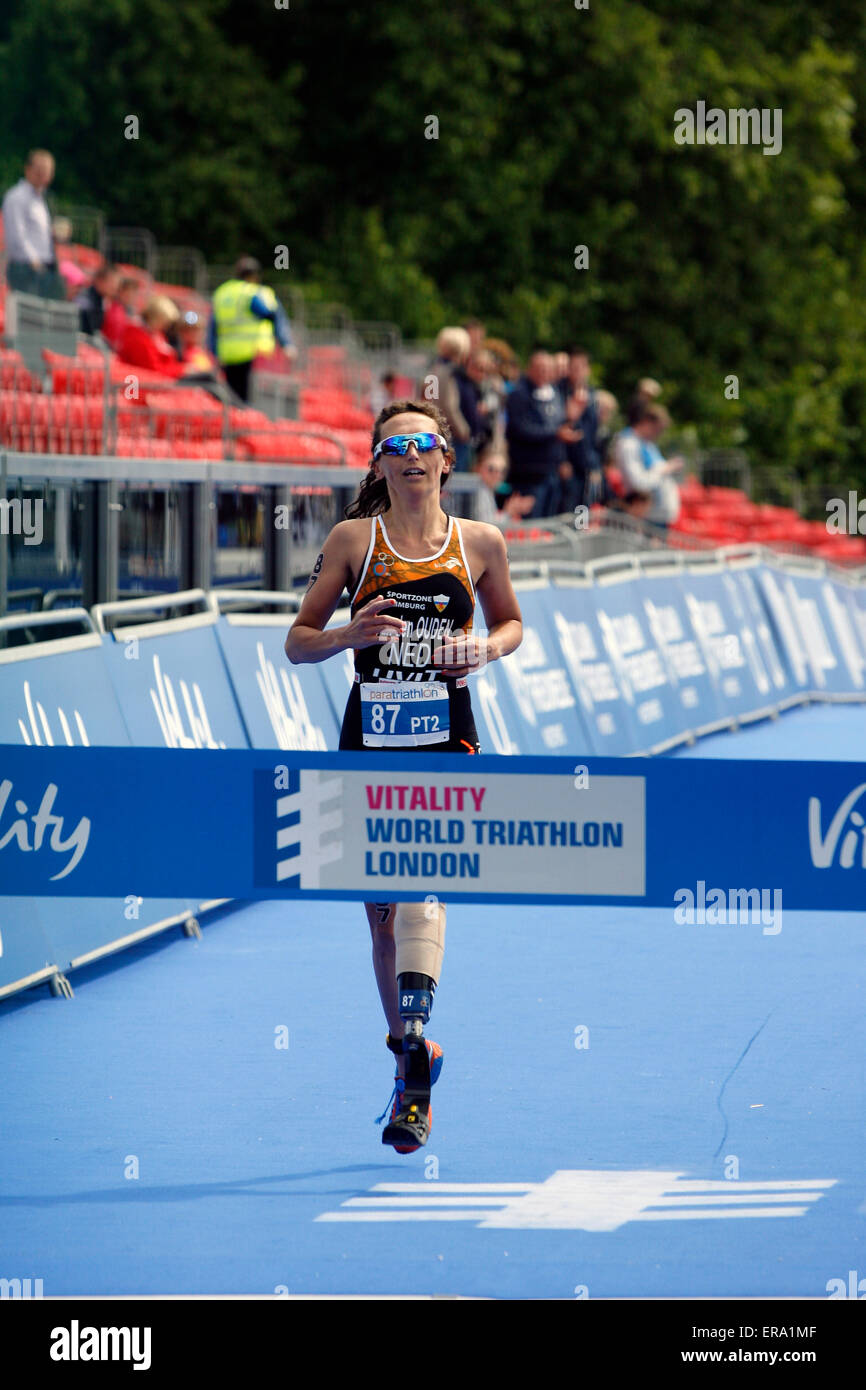 London, UK. 30. Mai 2015. Saskia Van Den Ouden (NED) gewinnt die Damen WPT2 mit einer Zeit von 01:31:37 über die Sprintdistanz während Vitality World Paratriathlon London Hyde Park während Vitalität Welt Paratriathlon London Hyde Park Credit: Dan Cooke/Alamy Live News Stockfoto