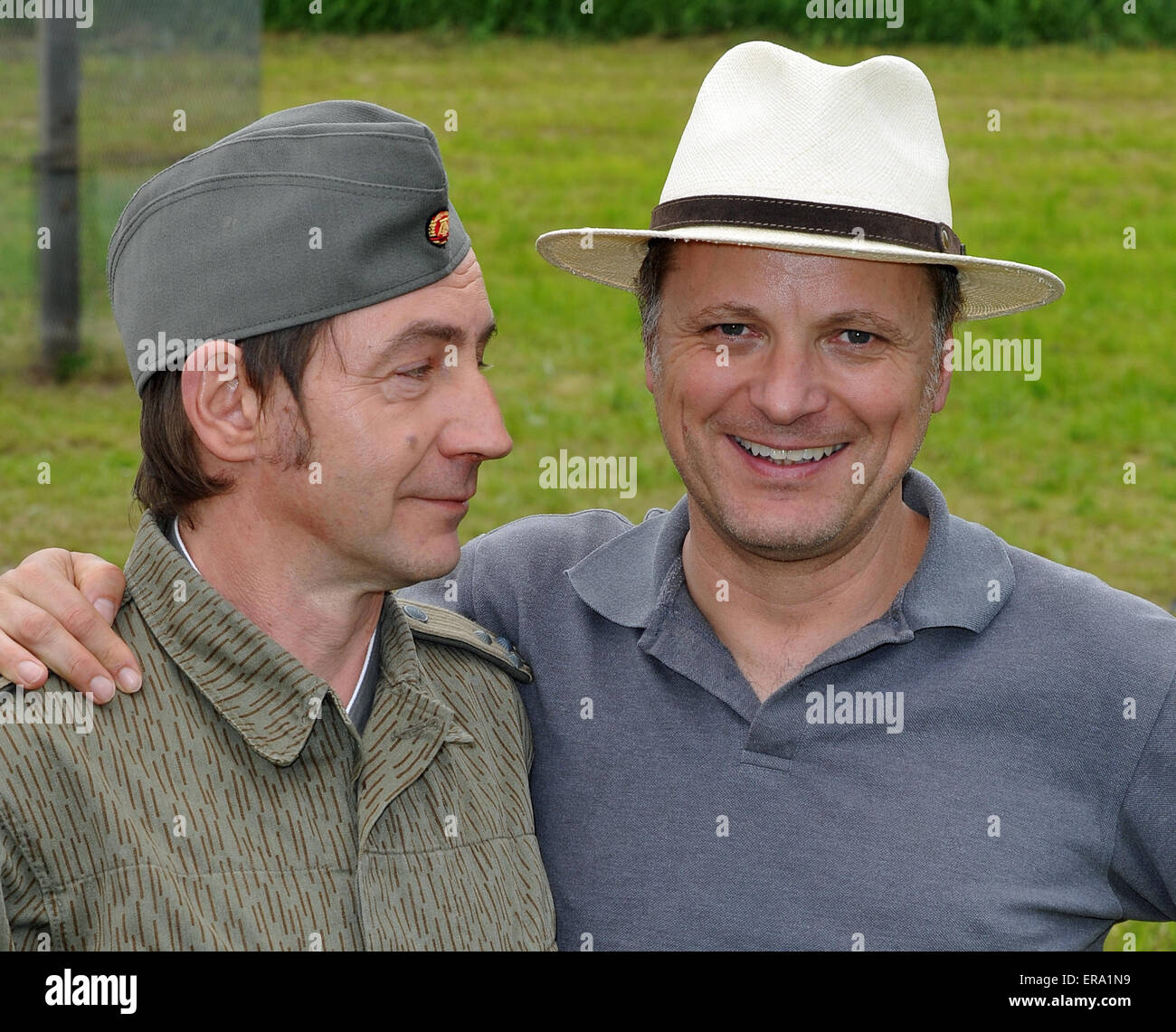 Gerolsbach, Deutschland. 29. Mai 2015. Schauspieler Thorsten Merten (L), der DDR nationalen Volksarmee Soldat Ralle Pietzsch und österreichische Regisseur Paul Harather spielt während der Dreharbeiten der neuen 6-teilige Serie "Sedwitz" in Gerolsbach, Deutschland, 29. Mai 2015 darstellen. Der Comedy-Serie folgt den Ereignissen in einem fiktiven Dorf getrennt von der Berliner Mauer kurz vor der deutschen Wiedervereinigung. Die Serie startet am deutschen TV-Sender ARD Lüften am 3. September 2015. Foto: URSULA Düren/apa © Dpa/Alamy Live-Nachrichten Stockfoto