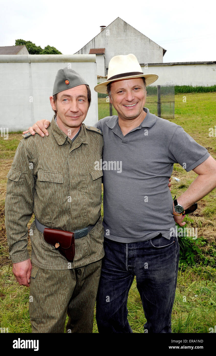 Gerolsbach, Deutschland. 29. Mai 2015. Schauspieler Thorsten Merten (L), der DDR nationalen Volksarmee Soldat Ralle Pietzsch und österreichische Regisseur Paul Harather spielt während der Dreharbeiten der neuen 6-teilige Serie "Sedwitz" in Gerolsbach, Deutschland, 29. Mai 2015 darstellen. Der Comedy-Serie folgt den Ereignissen in einem fiktiven Dorf getrennt von der Berliner Mauer kurz vor der deutschen Wiedervereinigung. Die Serie startet am deutschen TV-Sender ARD Lüften am 3. September 2015. Foto: URSULA Düren/apa © Dpa/Alamy Live-Nachrichten Stockfoto