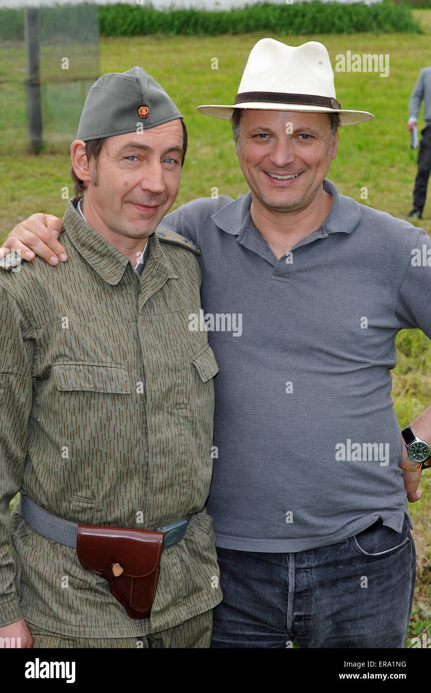 Gerolsbach, Deutschland. 29. Mai 2015. Schauspieler Thorsten Merten (L), der DDR nationalen Volksarmee Soldat Ralle Pietzsch und österreichische Regisseur Paul Harather spielt während der Dreharbeiten der neuen 6-teilige Serie "Sedwitz" in Gerolsbach, Deutschland, 29. Mai 2015 darstellen. Der Comedy-Serie folgt den Ereignissen in einem fiktiven Dorf getrennt von der Berliner Mauer kurz vor der deutschen Wiedervereinigung. Die Serie startet am deutschen TV-Sender ARD Lüften am 3. September 2015. Foto: URSULA Düren/apa © Dpa/Alamy Live-Nachrichten Stockfoto
