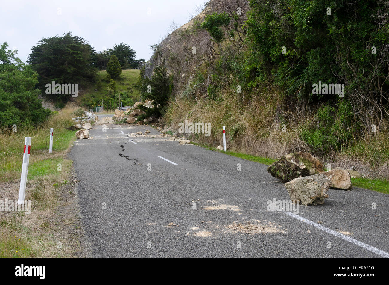 Risse im Strassen- und Gefallenen Felsen, folgenden Erdbeben in der Nähe von Paihiatua, Nordinsel, Neuseeland Stockfoto