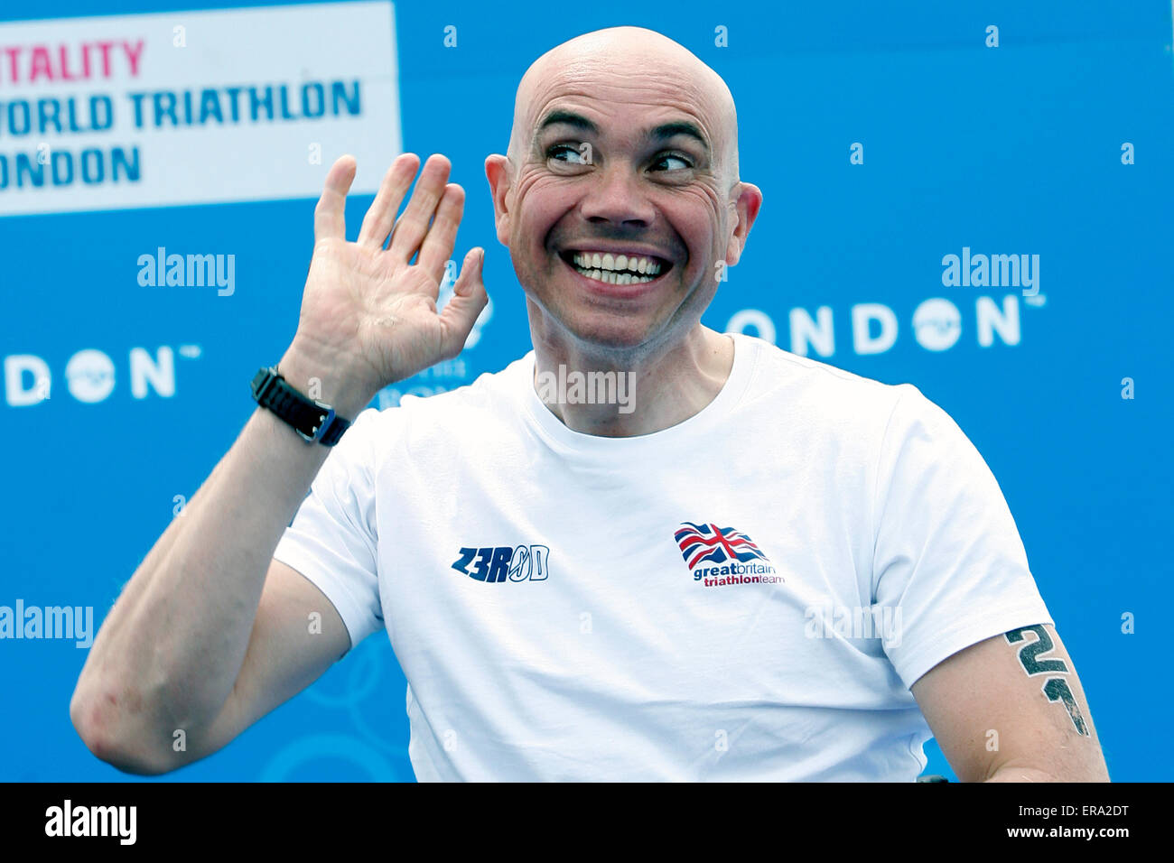 London, UK. 30. Mai 2015. Phil Hogg (GBR) fördert das Publikum während des Empfangs seiner Bronze-Award in der Kategorie Herren MPT1 mit einer Zeit von 01:04:18 während Vitality World Paratriathlon London Hyde Park während Vitalität Welt Paratriathlon London Hyde Par Credit: © Dan Cooke/Alamy Live News Stockfoto