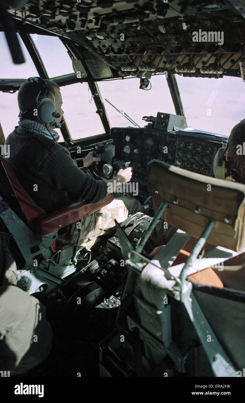 29th. Januar 1991 das Cockpit einer RAF C130 Hercules, unterwegs von Tabuk in Saudi-Arabien nach Riad während des Golfkrieges. Stockfoto