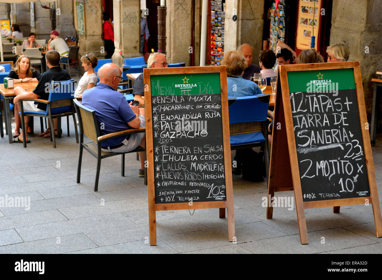 Cafe, Bar mit Bürgersteig Tische und Speisekarten neben Plaza Mayor, Madrid, Spanien Stockfoto