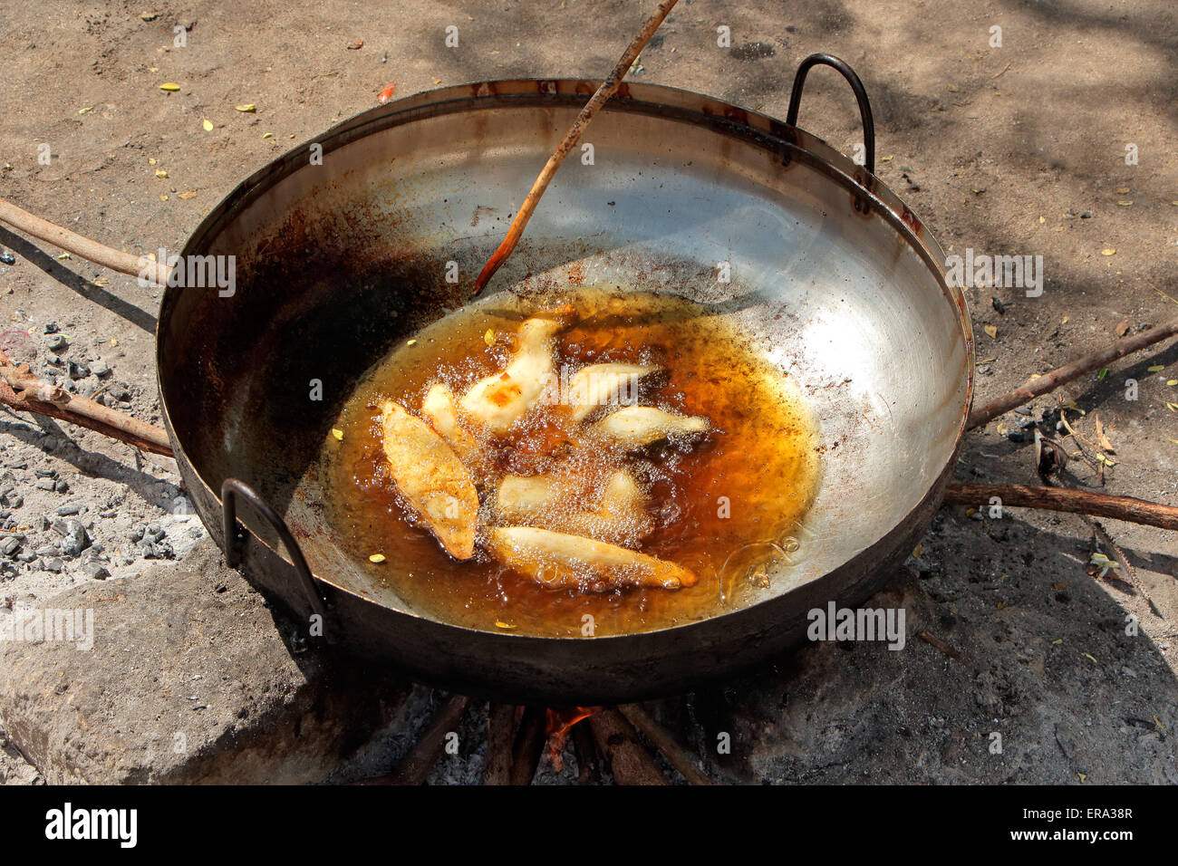 Essen in Öl auf Holz im freien Feuer in einer ländlichen Siedlung Zanzibar gebraten Stockfoto