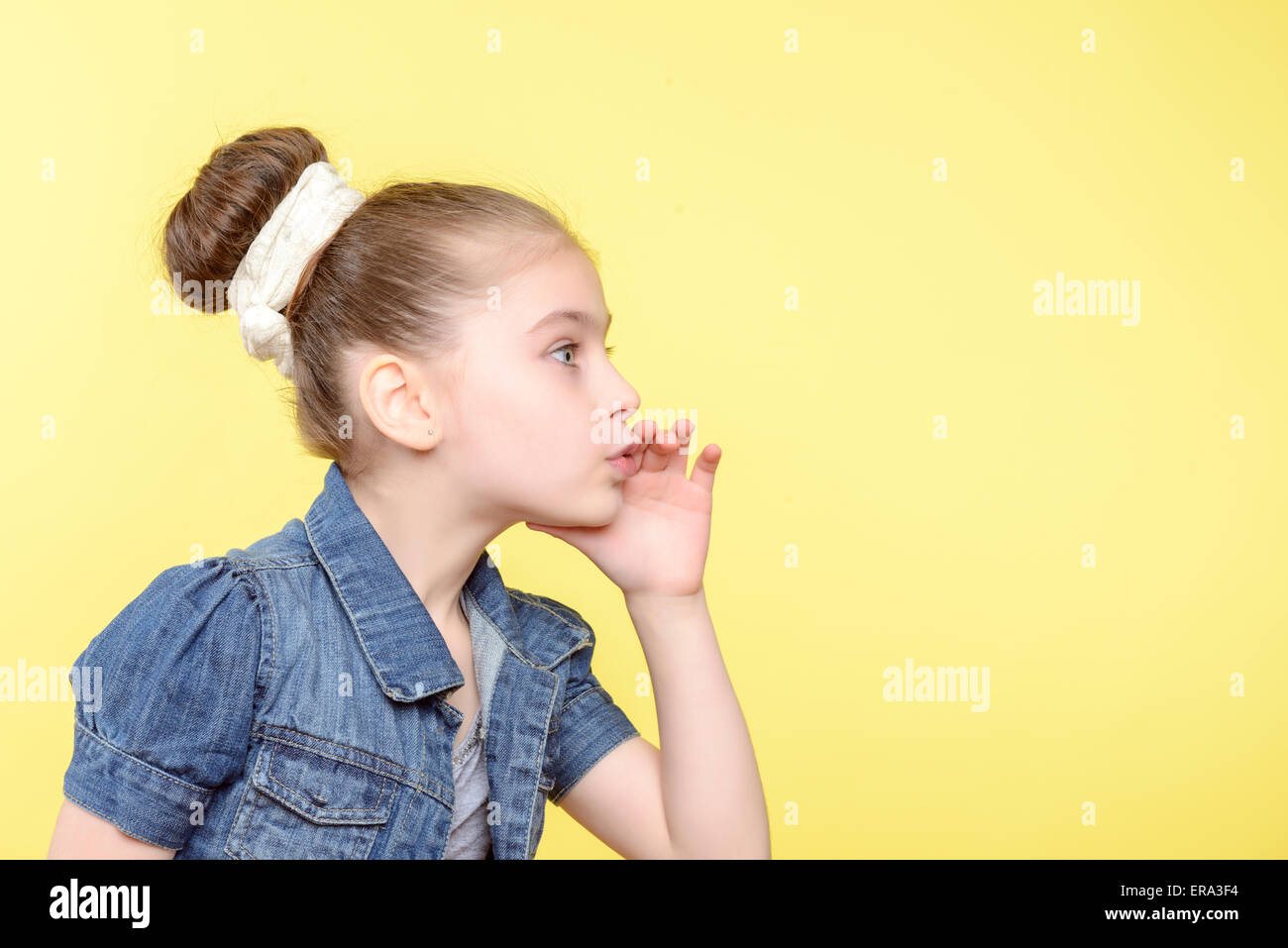 Kleine Mädchen zeigen verschiedene Emotionen Stockfoto