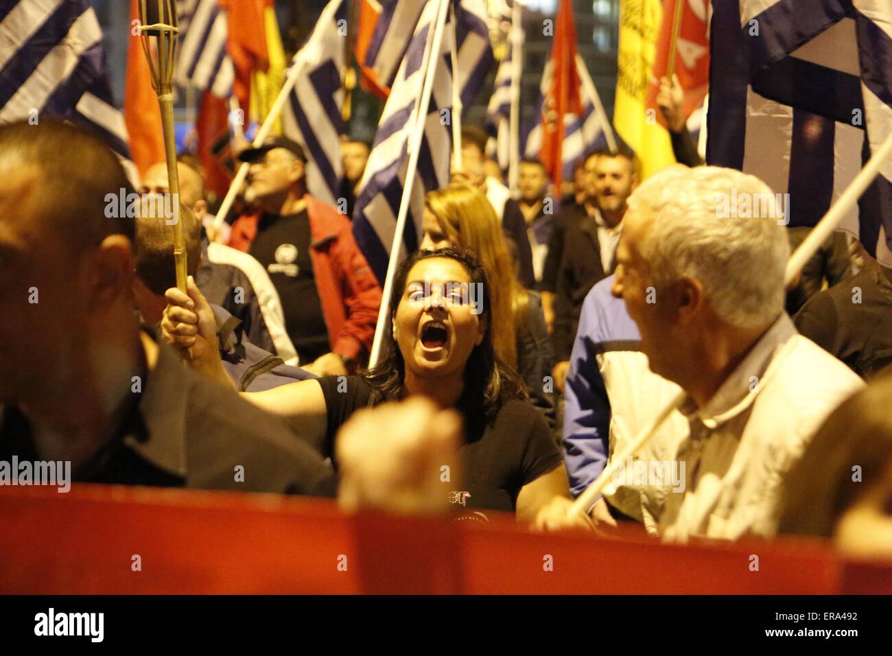 Athen, Griechenland. 29. Mai 2015. Golden Dawn Sympathisanten stehen außerhalb des griechischen Parlaments Parolen schreien. Rechtsradikale Partei Golden Dawn Kundgebung eine in Athen, Erinnerung an dem Fall von Konstantinopel und dem Tod des letzten byzantinischen Kaisers Constantine XI Palaiologos im Jahre 1453. Seine Legende erklären, dass er Constantinople für das Christentum wieder erobern wird. © Michael Debets/Pacific Press/Alamy Live-Nachrichten Stockfoto