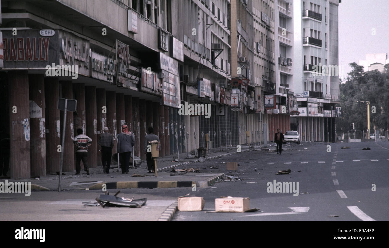 16. März 1991-Straße im Bereich Safat von Kuwait-Stadt, wo alle Läden und Geschäfte von irakischen Soldaten geplündert haben. Stockfoto