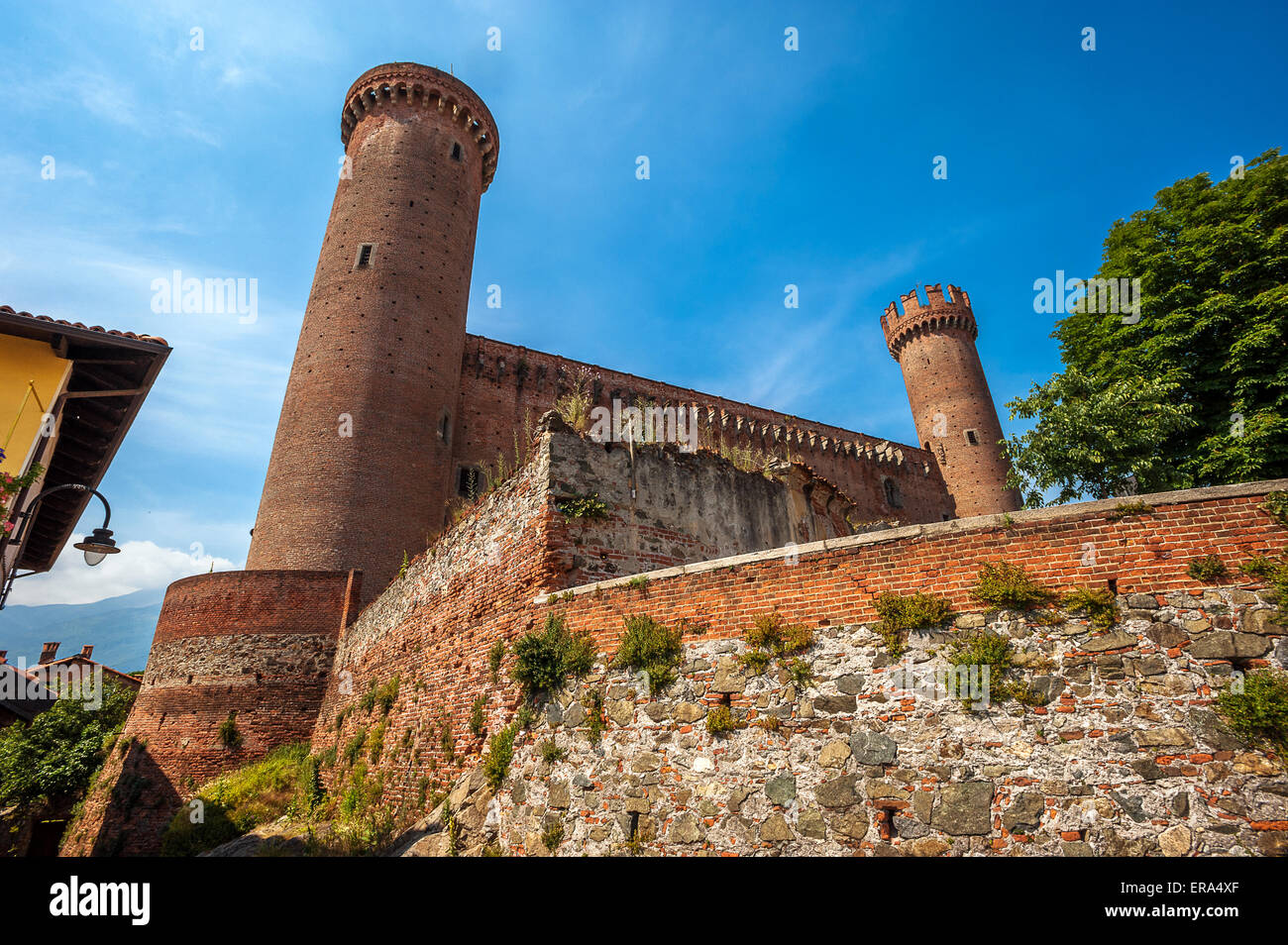 Italien Piemont Canavese Via Francigena Ivrea Schloss des XIV. Jahrhunderts; auch bekannt als das Schloss von den roten Türmen Stockfoto