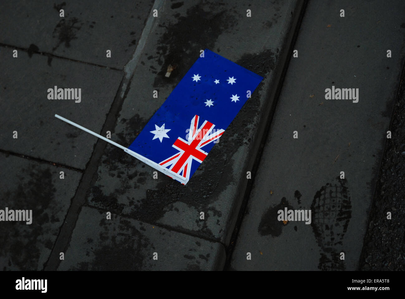 Beschädigte australische Flagge, Melbourne, Australien am Australia Day 2015 gebrochen. Stockfoto