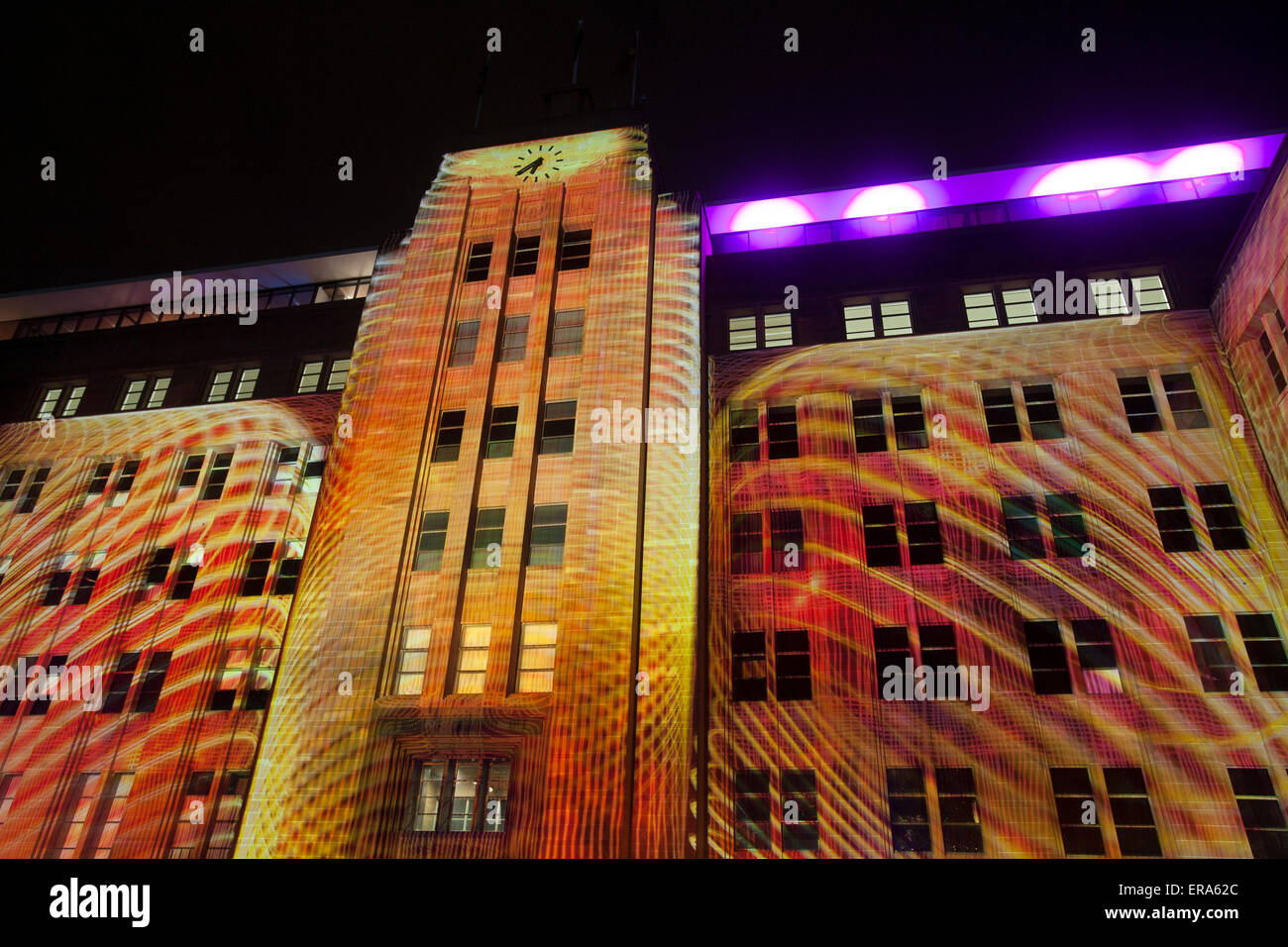 Museum of Contemporary Art Australia, Vivid Sydney 2015 Music, Lights and Ideas Festival findet vom 22. Mai 2015 bis 8. juni in verschiedenen Stadtteilen von Sydney statt. Die Künstler Rebecca Baumann und Danny Rose Mechanised Colour Assemblage erstellen Sound- und Farbmaschinen, die Farbe und Form mithilfe von 3D-Mapping ändern. Stockfoto