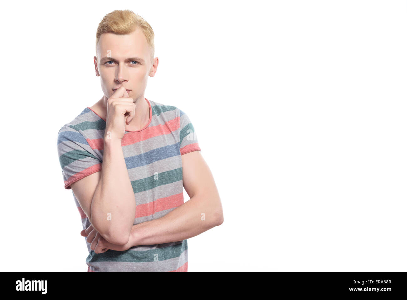 Schönen jungen Mann mit Hand in der Nähe von Kinn Stockfoto