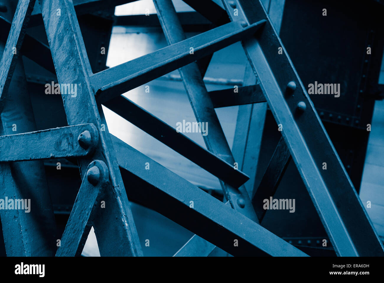 Blaue und schwarze abstrakte Stahlkonstruktion Stockfoto