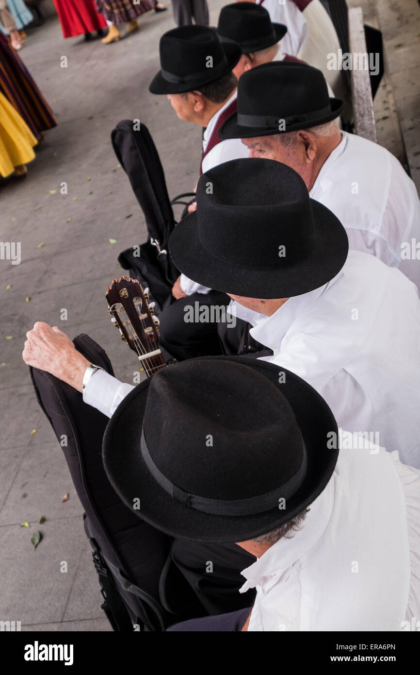 Kanarischer Folklore-Gruppe tragen schwarze Hüte gesehen von oben warten ihrerseits bei der jährlichen Dia de Canarias Fiesta in Alcala, Teneriffa, Kanarische Inseln, Spanien zu spielen. Stockfoto